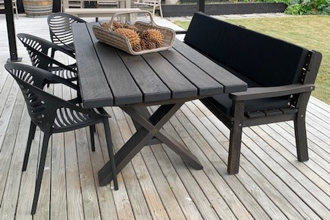 Charcoal X-Leg table with Yeti chairs