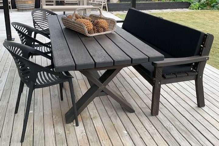 Charcoal X-Leg table with Yeti chairs